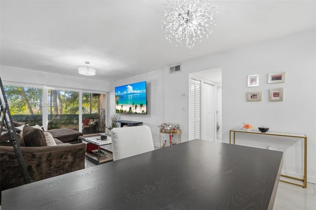 469 N Pine Island Rd B302, Plantation, FL 33324