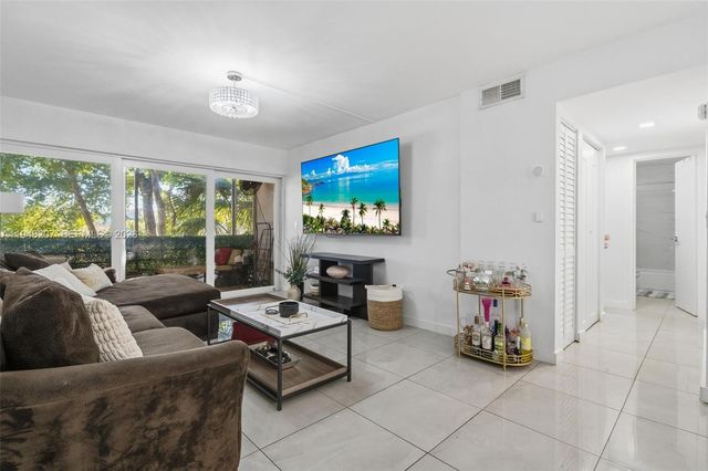 469 N Pine Island Rd B302, Plantation, FL 33324