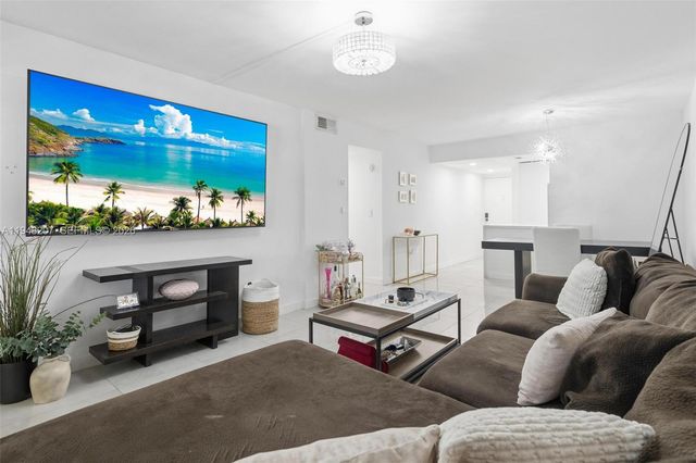 469 N Pine Island Rd B302, Plantation, FL 33324