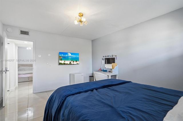 469 N Pine Island Rd B302, Plantation, FL 33324