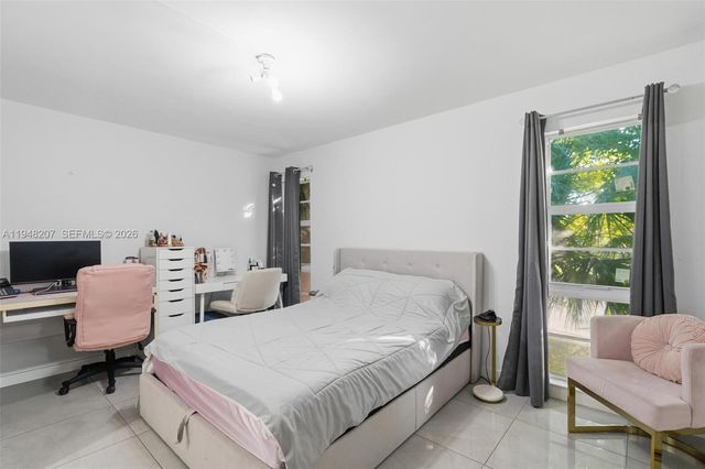 469 N Pine Island Rd B302, Plantation, FL 33324