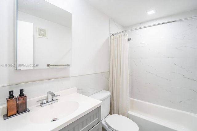 469 N Pine Island Rd B302, Plantation, FL 33324