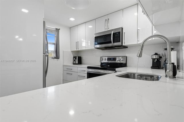 469 N Pine Island Rd B302, Plantation, FL 33324