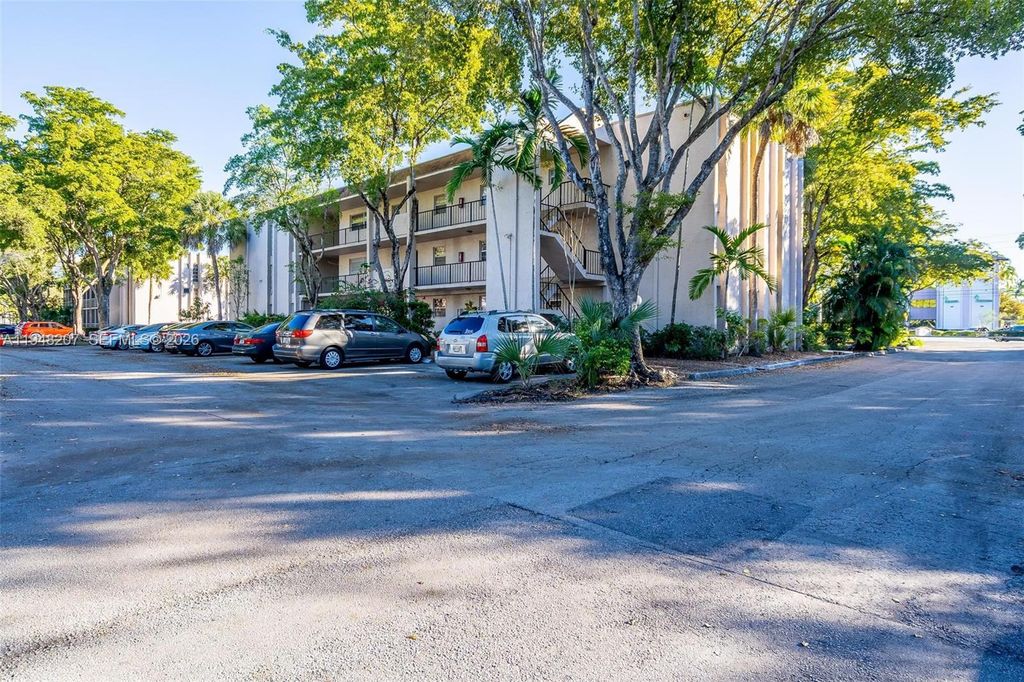 469 N Pine Island Rd B302, Plantation, FL 33324