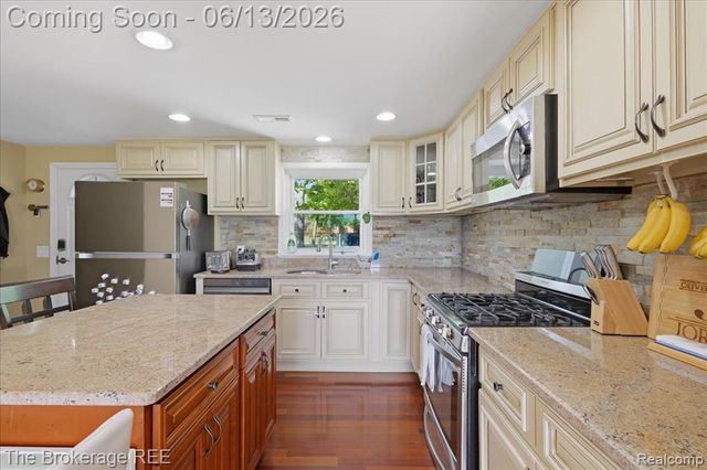 261 Reymont Road, Waterford, MI 48327