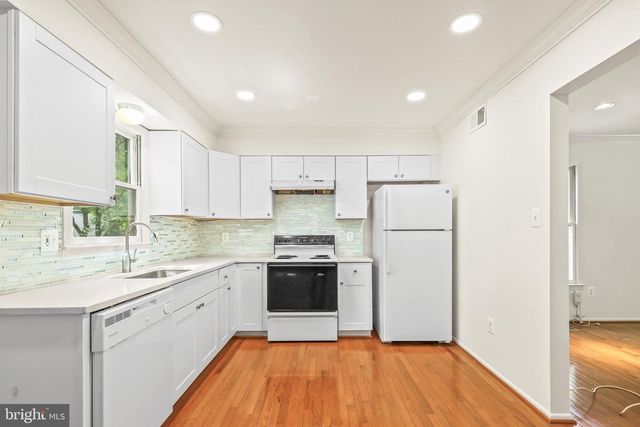 9909 KINGSBRIDGE DR, Fairfax, VA 22031