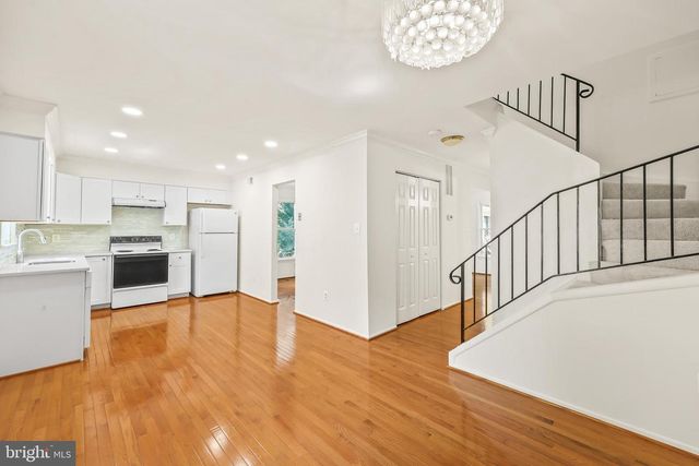 9909 KINGSBRIDGE DR, Fairfax, VA 22031
