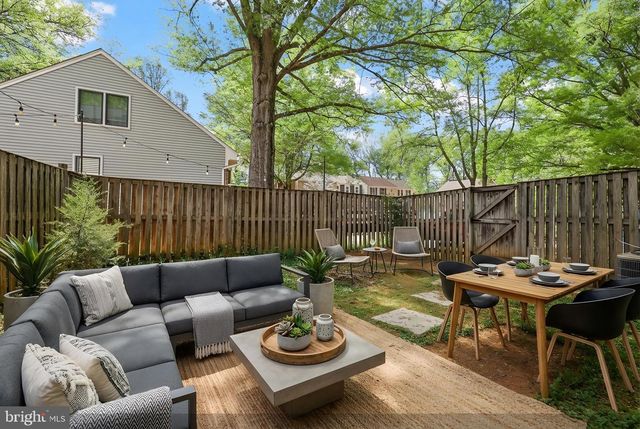 9909 KINGSBRIDGE DR, Fairfax, VA 22031