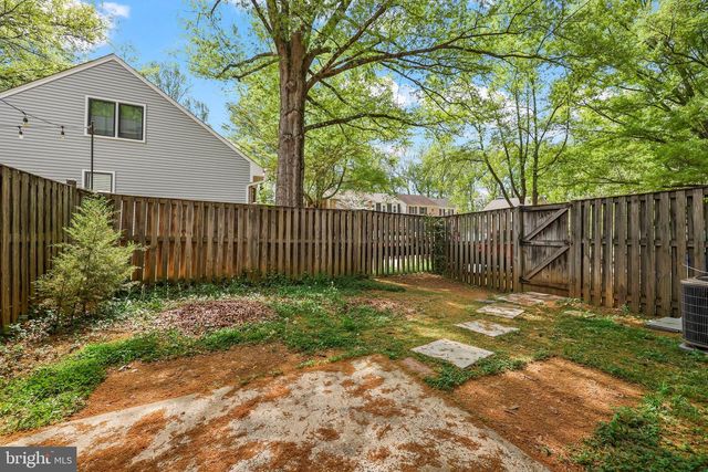 9909 KINGSBRIDGE DR, Fairfax, VA 22031