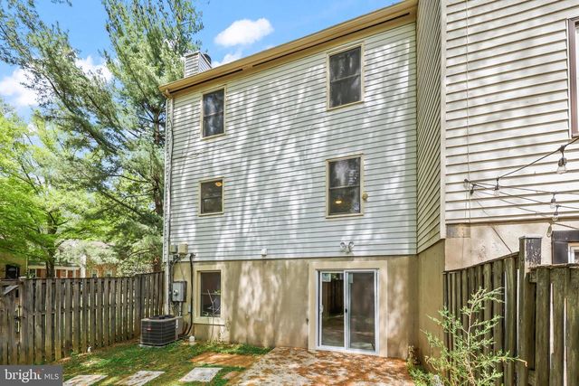 9909 KINGSBRIDGE DR, Fairfax, VA 22031