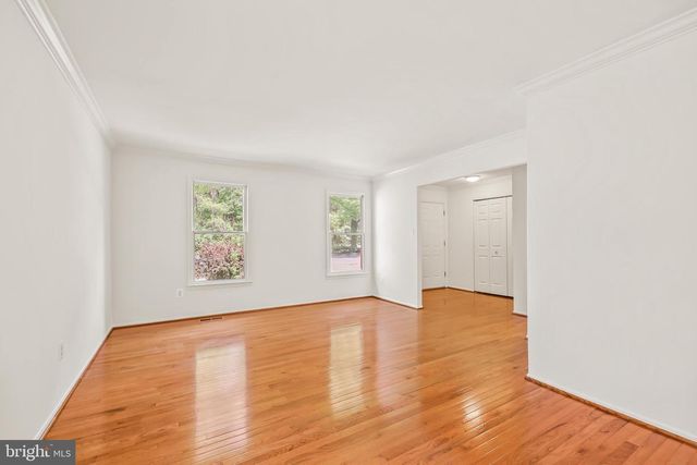 9909 KINGSBRIDGE DR, Fairfax, VA 22031