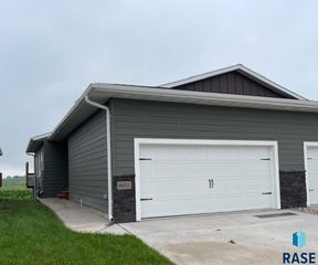 9655 W Tunis Dr, Sioux Falls, SD 57106