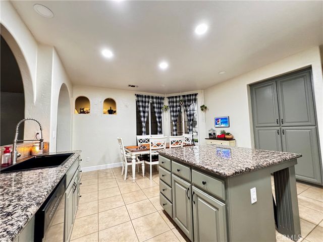 2945 W Vine, Visalia, CA 93291