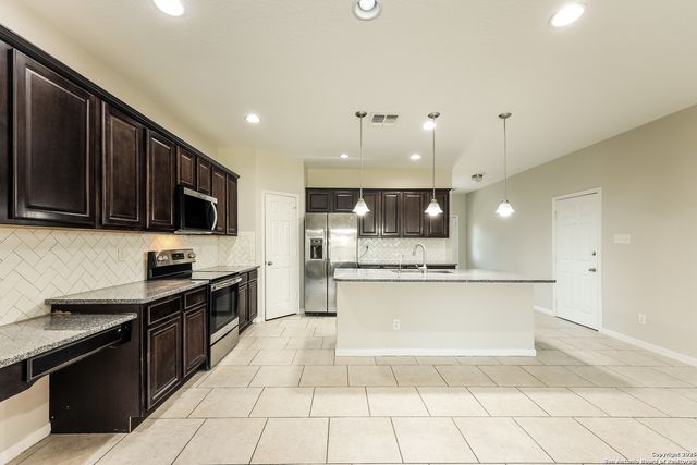 8811 Palmetto Park, Converse, TX 78109