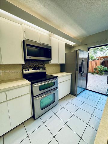 9143D SW 23rd St, Davie, FL 33324