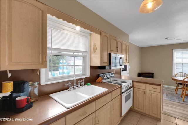 6813 Green Manor Dr, Louisville, KY 40228