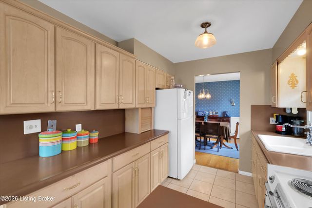 6813 Green Manor Dr, Louisville, KY 40228