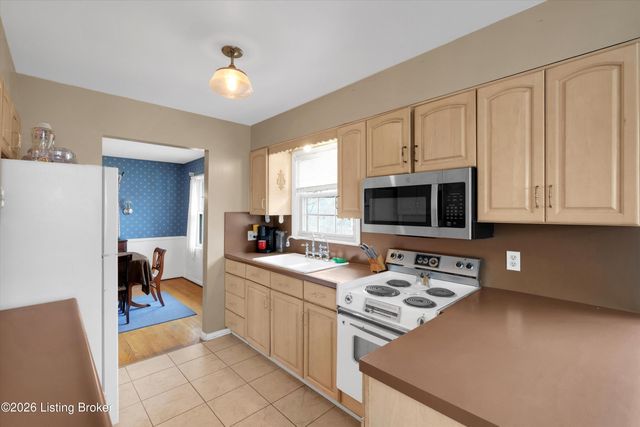 6813 Green Manor Dr, Louisville, KY 40228