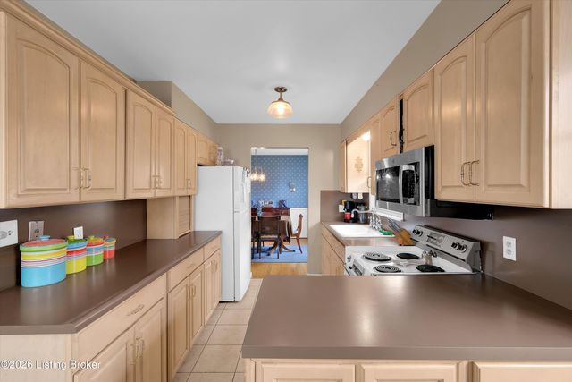 6813 Green Manor Dr, Louisville, KY 40228