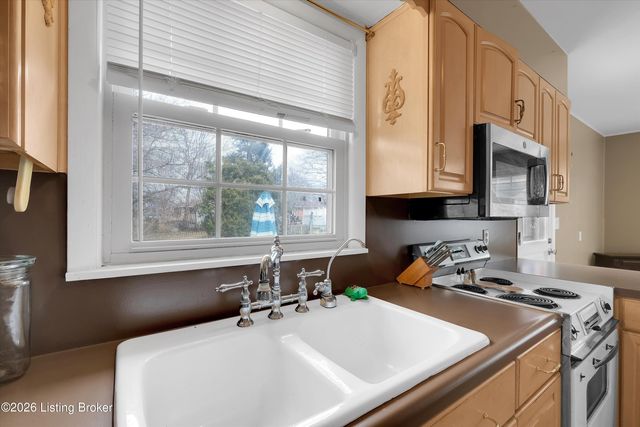 6813 Green Manor Dr, Louisville, KY 40228