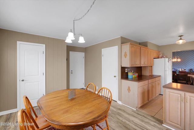 6813 Green Manor Dr, Louisville, KY 40228