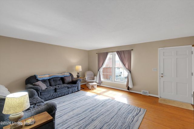 6813 Green Manor Dr, Louisville, KY 40228