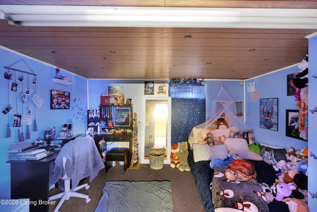 6813 Green Manor Dr, Louisville, KY 40228