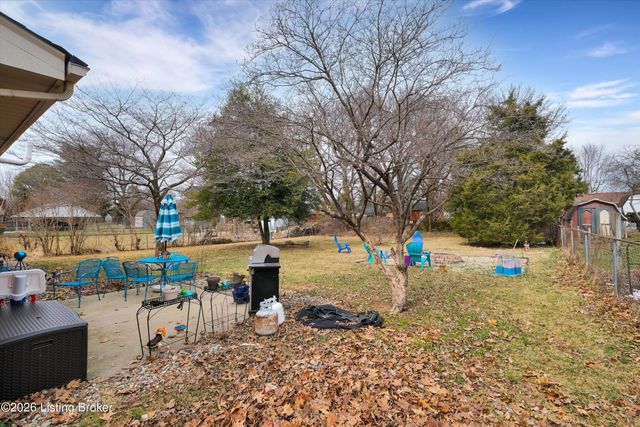 6813 Green Manor Dr, Louisville, KY 40228