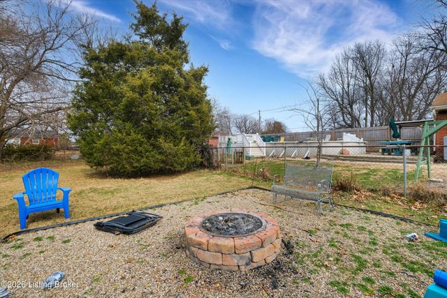 6813 Green Manor Dr, Louisville, KY 40228