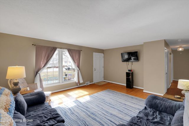 6813 Green Manor Dr, Louisville, KY 40228