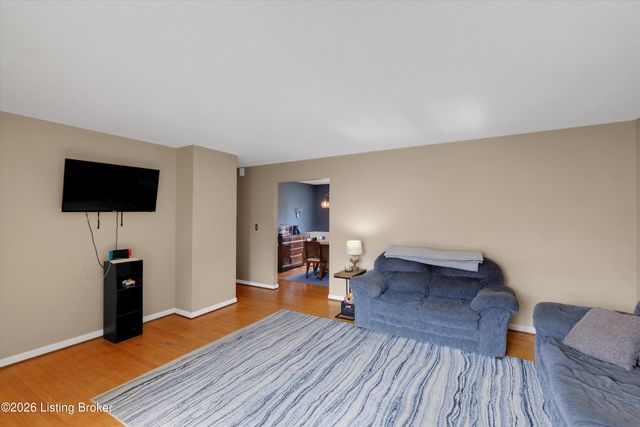 6813 Green Manor Dr, Louisville, KY 40228