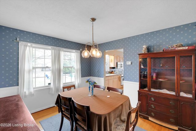 6813 Green Manor Dr, Louisville, KY 40228