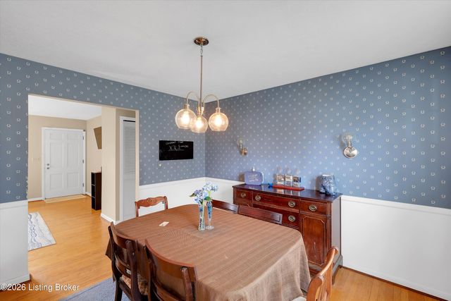 6813 Green Manor Dr, Louisville, KY 40228