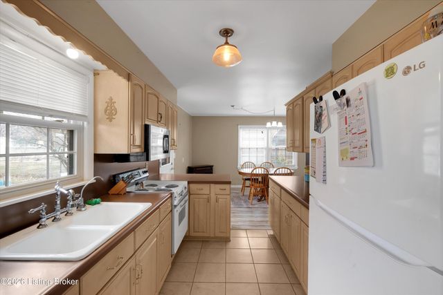 6813 Green Manor Dr, Louisville, KY 40228