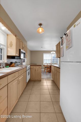 6813 Green Manor Dr, Louisville, KY 40228