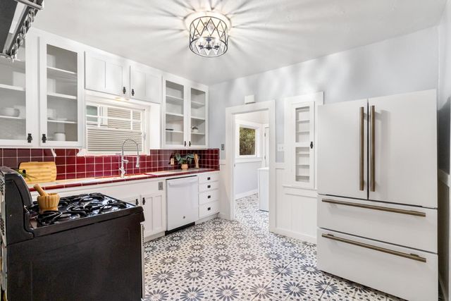 2210 D St, Sacramento, CA 95816