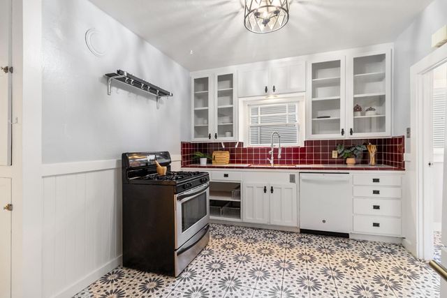 2210 D St, Sacramento, CA 95816