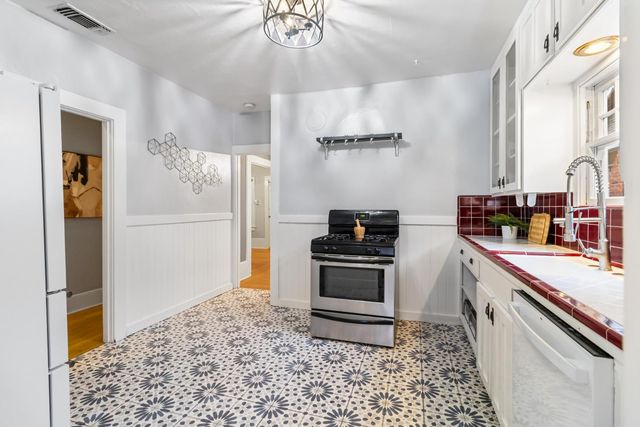 2210 D St, Sacramento, CA 95816