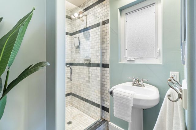 2210 D St, Sacramento, CA 95816