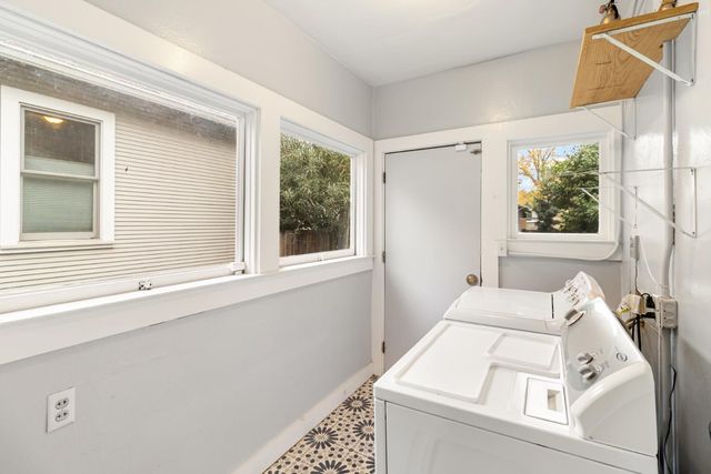 2210 D St, Sacramento, CA 95816