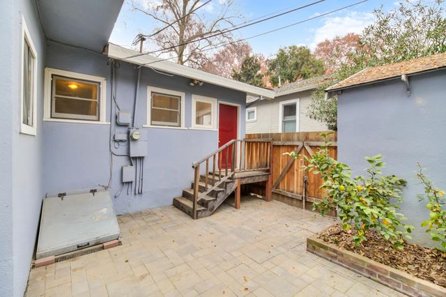 2210 D St, Sacramento, CA 95816