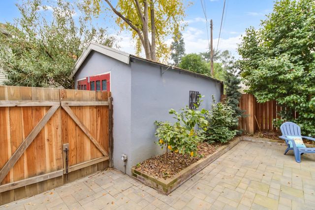 2210 D St, Sacramento, CA 95816