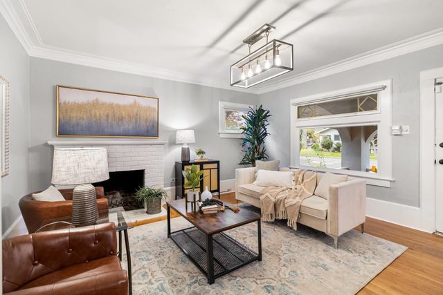 2210 D St, Sacramento, CA 95816