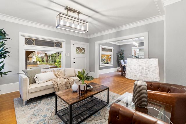 2210 D St, Sacramento, CA 95816