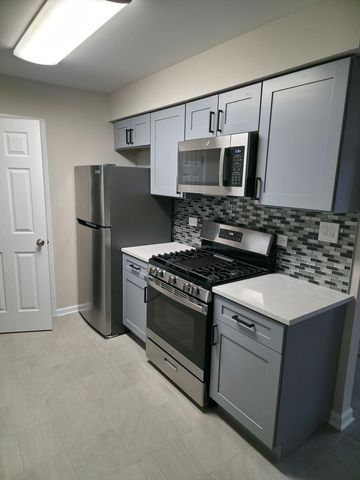 412 E Bailey Road 104, Naperville, IL 60565