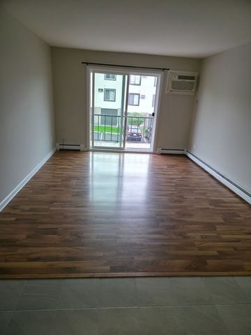 412 E Bailey Road 104, Naperville, IL 60565