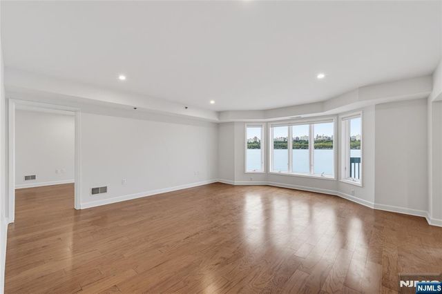 202 Adams Court F202, Edgewater, NJ 07020