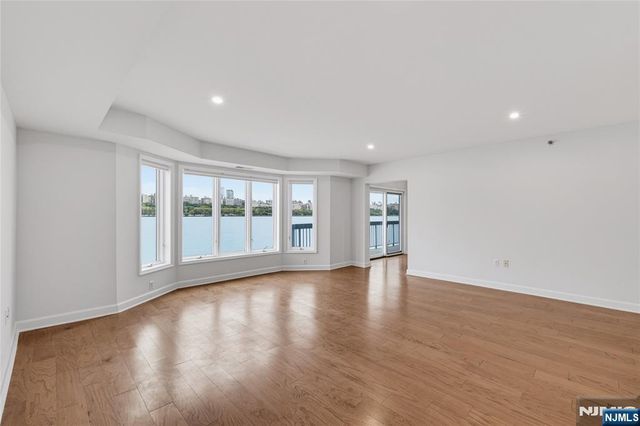 202 Adams Court F202, Edgewater, NJ 07020
