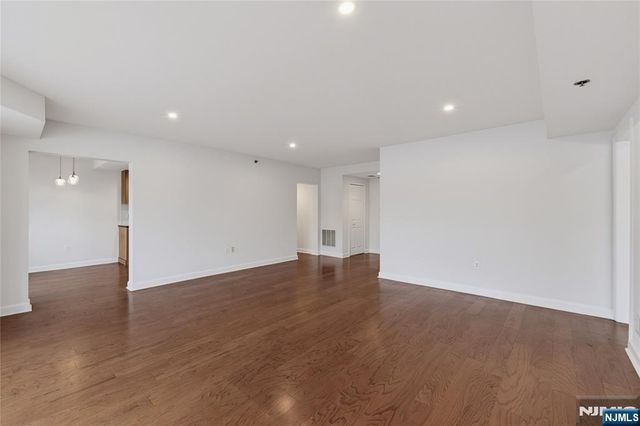 202 Adams Court F202, Edgewater, NJ 07020