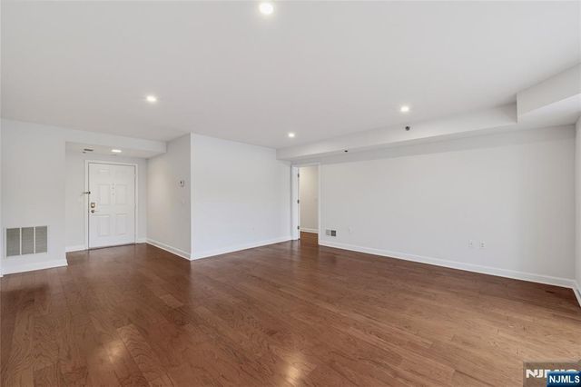 202 Adams Court F202, Edgewater, NJ 07020